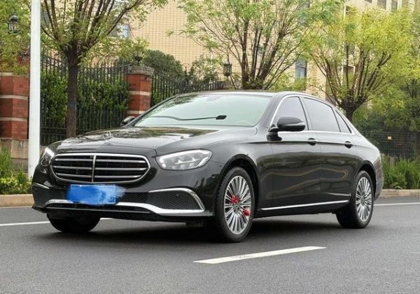 文商期货配资 55万豪车跌至38万，1年准新奔驰E300L，值不值得抢？